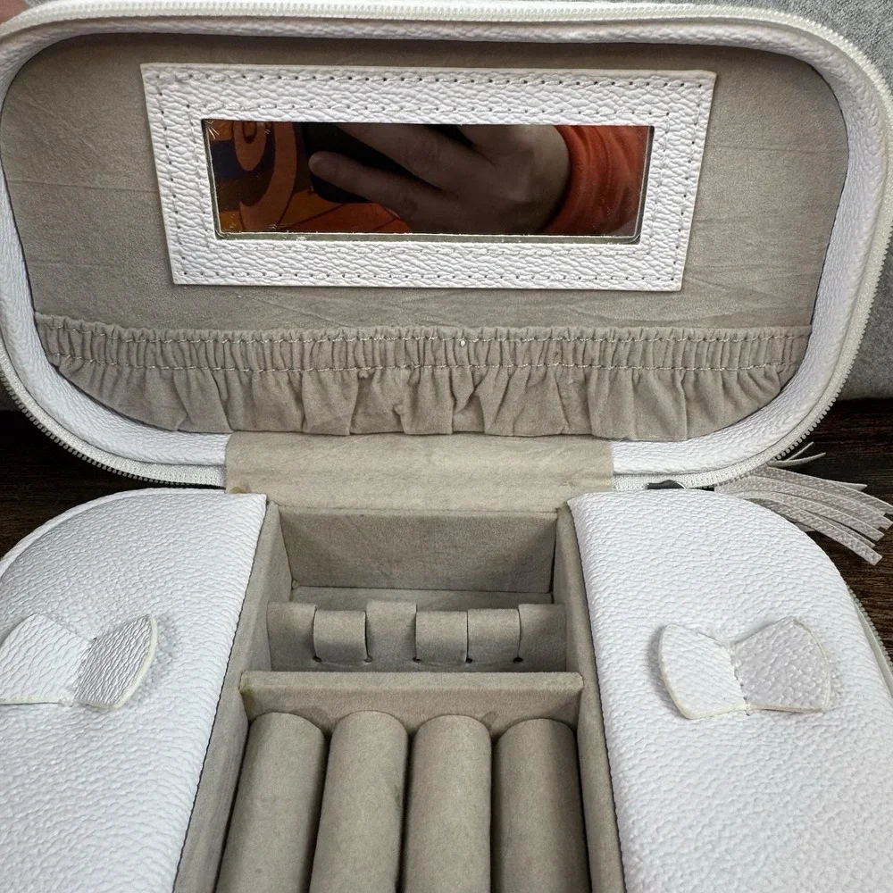 Cynthia Rowley White faux-leather zip around travel‎ jewelry case